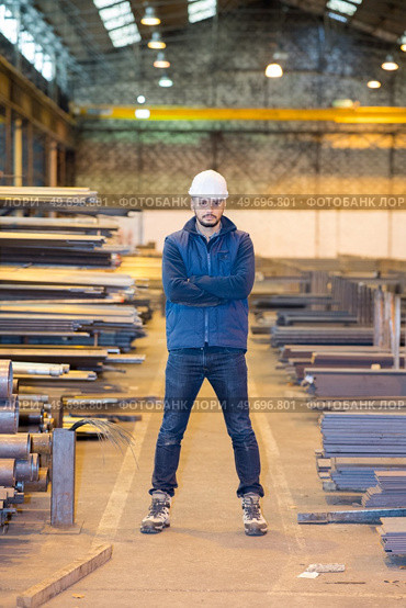 man in a factory. Стоковое фото, агентство Ingram Publishing / Фотобанк Лори