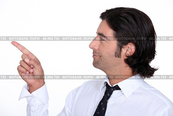 Man in a suit and tie pointing off camera. Стоковое фото, агентство Ingram Publishing / Фотобанк Лори
