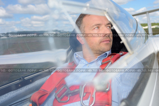 Man in cockpit of glider. Стоковое фото, агентство Ingram Publishing / Фотобанк Лори