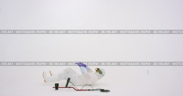 Man in white chemical protection suit holds metal detector. Стоковое видео, видеограф Aleksey Kidisyuk / Фотобанк Лори