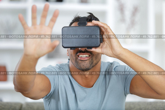 man is using a vr mask. Стоковое фото, агентство Ingram Publishing / Фотобанк Лори