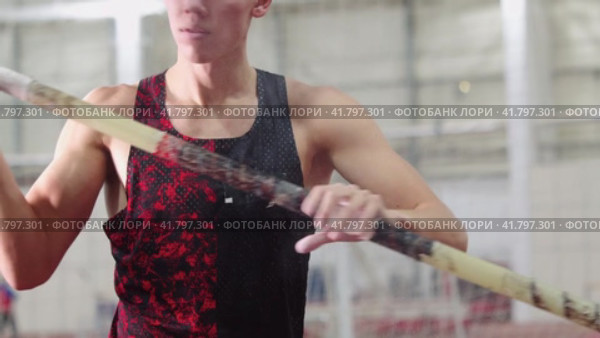 Man is using athletic chalk and ready for pole Vaulting. Стоковое видео, видеограф Константин Шишкин / Фотобанк Лори