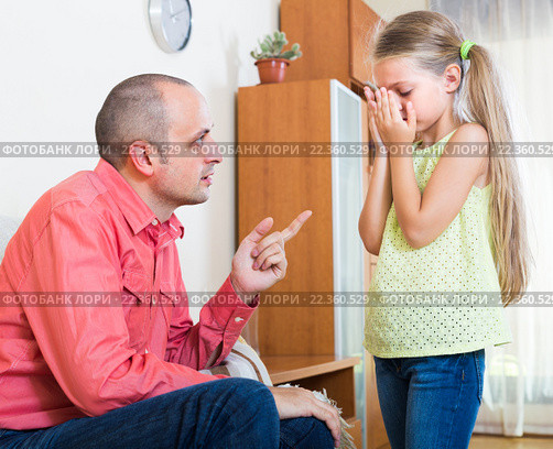 Man lecturing unpleased little girl. Стоковое фото, фотограф Яков Филимонов / Фотобанк Лори
