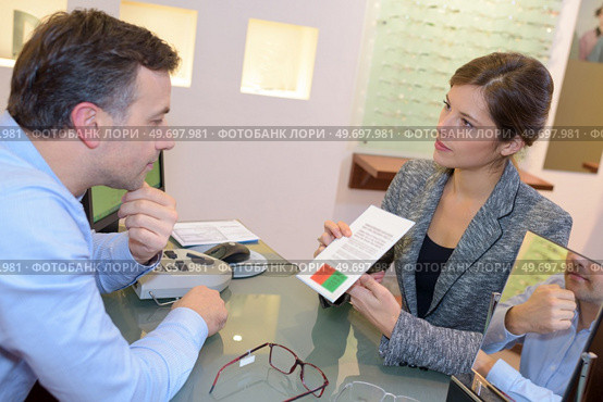 Man looking at colors during eye test. Стоковое фото, агентство Ingram Publishing / Фотобанк Лори