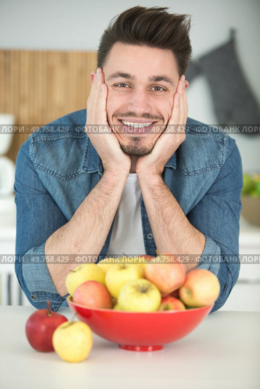 man on special diet programm to lose weight. Стоковое фото, агентство Ingram Publishing / Фотобанк Лори