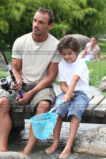 Man out fishing with his son. Стоковое фото, агентство Ingram Publishing / Фотобанк Лори