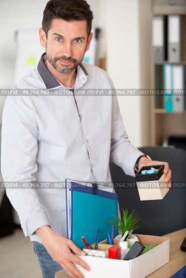 man packing his office possessions. Стоковое фото, агентство Ingram Publishing / Фотобанк Лори
