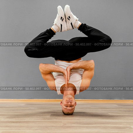 man performing breakdance 11. Стоковое фото, агентство Ingram Publishing / Фотобанк Лори