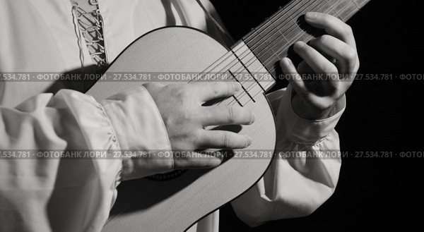 Man playing spanish renaissance instrument vihuela de mano. Стоковое фото, фотограф Дмитрий Черевко / Фотобанк Лори