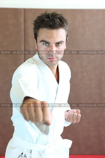 Man practicing martial arts moves. Стоковое фото, агентство Ingram Publishing / Фотобанк Лори