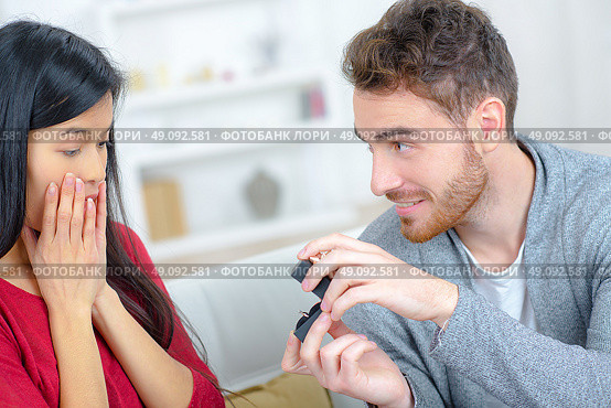 Man proposing to his girlfriend. Стоковое фото, агентство Ingram Publishing / Фотобанк Лори
