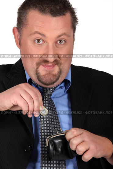 Man putting money in purse. Стоковое фото, агентство Ingram Publishing / Фотобанк Лори
