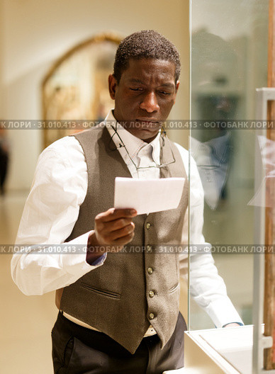 Man reading brochure about exhibits. Стоковое фото, фотограф Яков Филимонов / Фотобанк Лори
