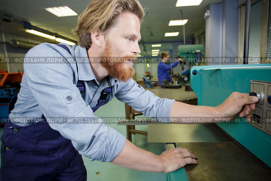 man remotes control in the hands of a production. Стоковое фото, агентство Ingram Publishing / Фотобанк Лори