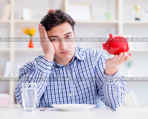 Man running out of money in restaurant and using savings from pi. Стоковое фото, фотограф Elnur / Фотобанк Лори