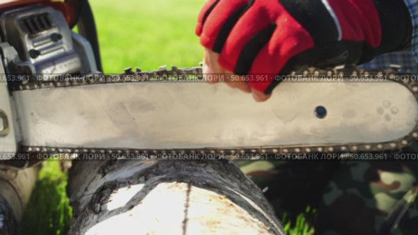 Man sharpening chainsaw chain before work. Стоковое видео, видеограф Igor Skripachev / Фотобанк Лори