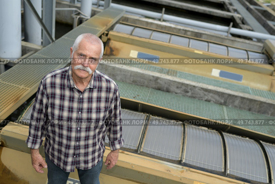 man standing on a factory roof. Стоковое фото, агентство Ingram Publishing / Фотобанк Лори