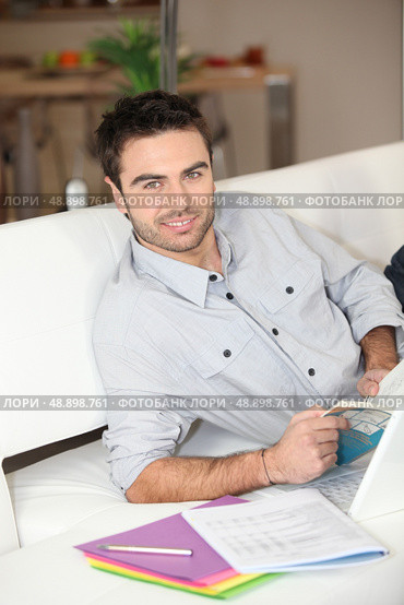 Man studying at home. Стоковое фото, агентство Ingram Publishing / Фотобанк Лори