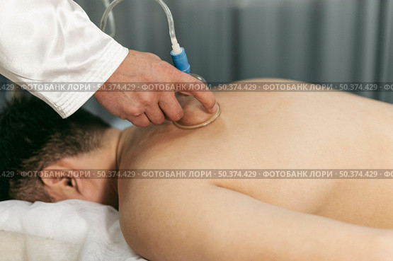 man suction cups session. Стоковое фото, агентство Ingram Publishing / Фотобанк Лори