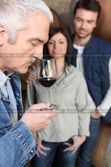 Man tasting wine in cellar. Стоковое фото, агентство Ingram Publishing / Фотобанк Лори