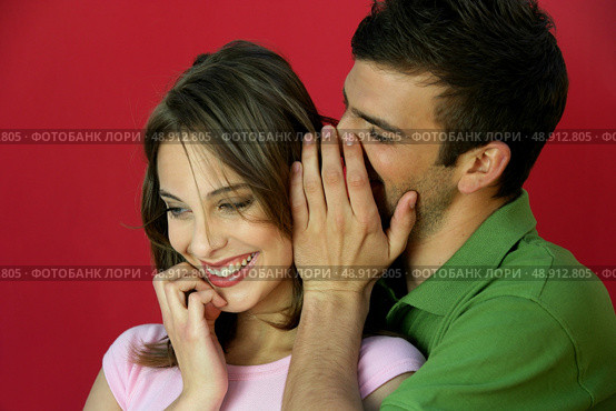 Man telling secret to woman. Стоковое фото, агентство Ingram Publishing / Фотобанк Лори