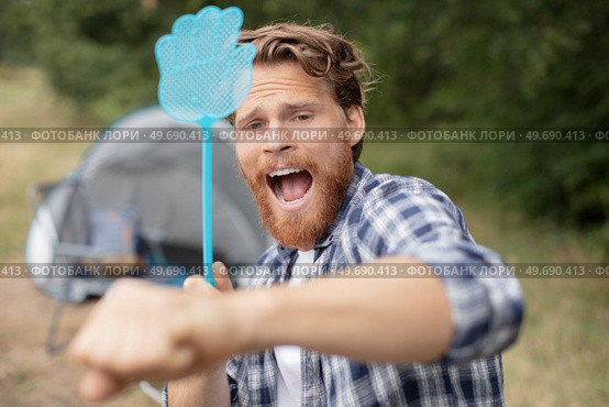 man trying to get rid of annoying insects. Стоковое фото, агентство Ingram Publishing / Фотобанк Лори
