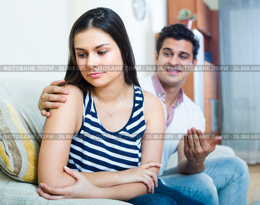 Man trying to reconcile with woman. Стоковое фото, фотограф Яков Филимонов / Фотобанк Лори