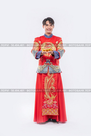 Man wear Cheongsam suit and black shoe give gold to his relative for lucky in chinese new year. Стоковое фото, агентство Ingram Publishing / Фотобанк Лори