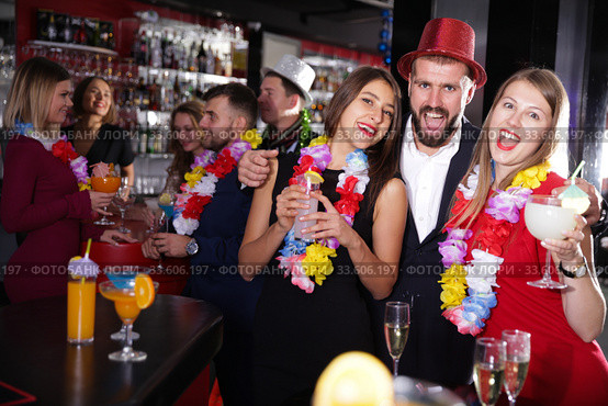 Man with female friends on Hawaiian party in bar. Стоковое фото, фотограф Яков Филимонов / Фотобанк Лори