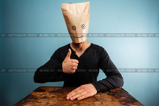 Man with paper bag over his head giving thumbs up. Стоковое фото, агентство Ingram Publishing / Фотобанк Лори