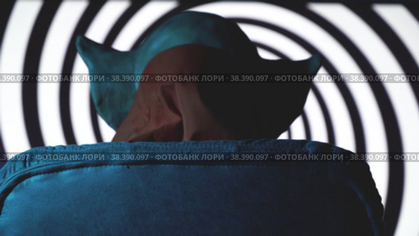 Man with pig mask sitting on chair with psychadelic rotating spiral background. Стоковое видео, видеограф Mihail Mihaylov / Фотобанк Лори