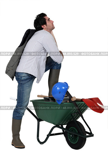 Man with wheelbarrow and spade. Стоковое фото, агентство Ingram Publishing / Фотобанк Лори