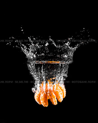 mandarine plunging into water. Стоковое фото, агентство Ingram Publishing / Фотобанк Лори