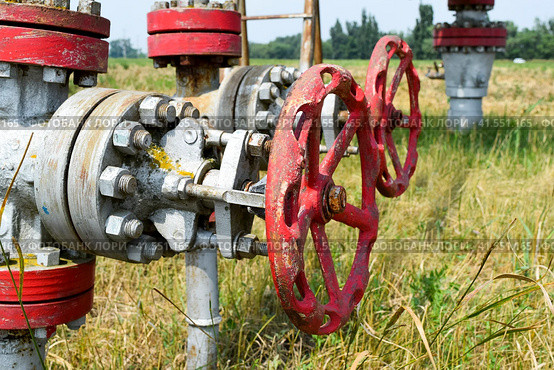 Manual shut-off valve on oil well. Oil well wellhead equipment. Стоковое фото, фотограф Леонид Еремейчук / Фотобанк Лори