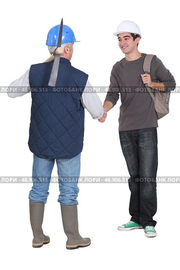 Manual workers shaking hands. Стоковое фото, агентство Ingram Publishing / Фотобанк Лори