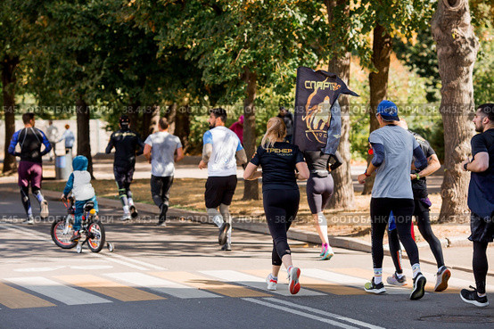Marathon race. Marathon race of people athletes on the road in the city park. Running people at marathon competitions. Gorky Park, Moscow, Russia, September 2022. Редакционное фото, фотограф Photojuli / Фотобанк Лори