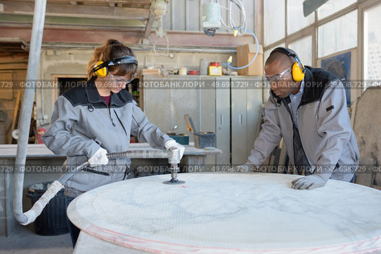 marble setter polishing the top. Стоковое фото, агентство Ingram Publishing / Фотобанк Лори