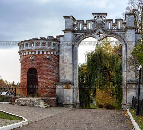 Marfino estate, gothic gate. Редакционное фото, фотограф Юлия Бабкина / Фотобанк Лори