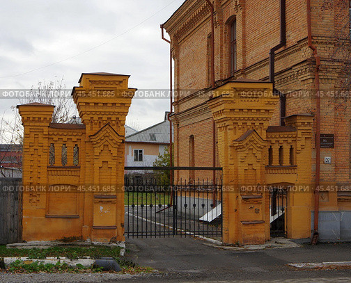 Мариинская женская гимназия: ворота. Город Ирбит, улица Карла Маркса, дом 37. Стоковое фото, фотограф Алексей Иванов / Фотобанк Лори