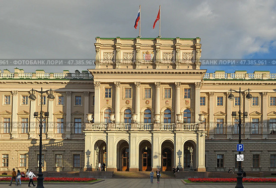 Mariinsky Palace, also known as Marie Palace (1844), Neoclassical imperial palace on St Isaac's Square on summer evening. Saint Petersburg, Russia (2024 год). Редакционное фото, фотограф Валерия Попова / Фотобанк Лори