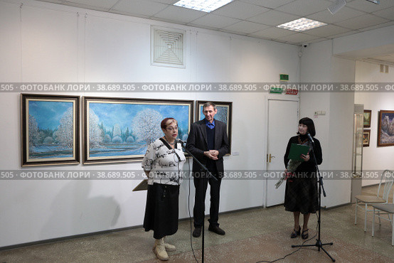 Марина Анатольевна Чернова, Елена Викторовна Елистратова и Владимир Иванович Полтавский  на открытии юбилейной выставки Владимира Полтавского в Балашихе (2023 год). Редакционное фото, фотограф Дмитрий Неумоин / Фотобанк Лори