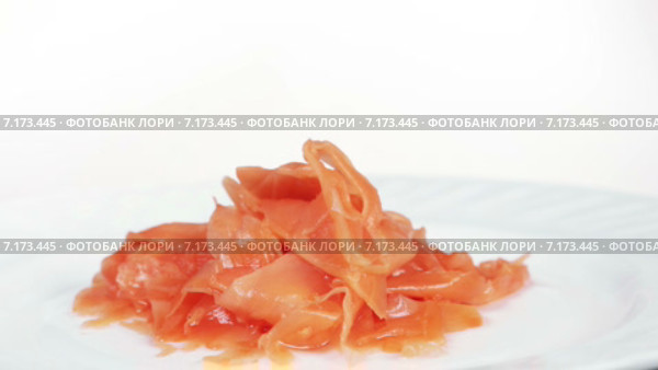 Маринованный имбирь на тарелке. Стоковое видео, видеограф Потийко Сергей / Фотобанк Лори