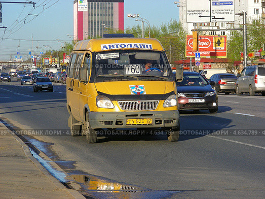 Маршрутка № 760 (102м) идет по Щелковскому шоссе, Москва (2013 год). Редакционное фото, фотограф lana1501 / Фотобанк Лори