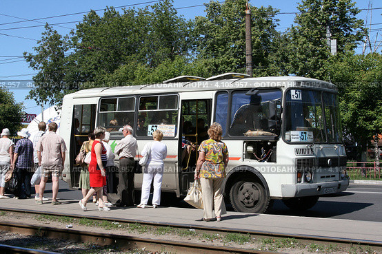 Маршрутное такси на остановке "Станция Варя" в Нижнем Новгороде (2012 год). Редакционное фото, фотограф Юрий Акимов / Фотобанк Лори