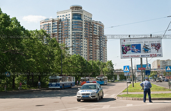 Машина ДПС на конечной троллейбусной станции «Улица Фонвизина» на Огородном проезде. Москва (2010 год). Редакционное фото, фотограф Алёшина Оксана / Фотобанк Лори