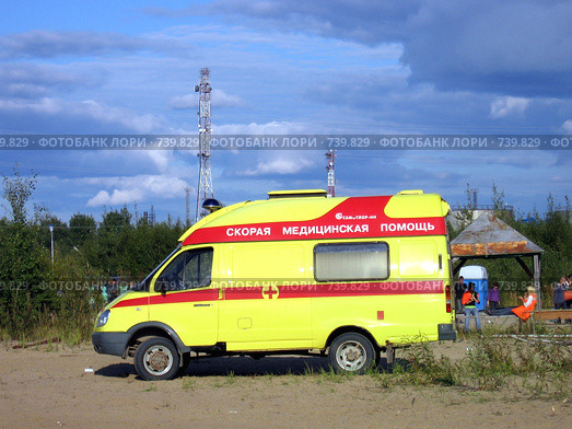 Машина скорой помощи на дежурстве. Фестиваль "Мегадрайв", 2008 г. Редакционное фото, фотограф Елена Киселева / Фотобанк Лори