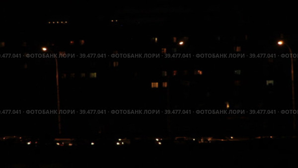 Машины медленно едут в плотном потоке городской пробки в вечернем городе (2016 год). Стоковое видео, видеограф Цыбин Вадим / Фотобанк Лори
