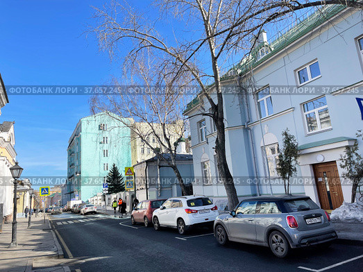 Машины припаркованы в Успенском переулке в городе Москва (2022 год). Редакционное фото, фотограф Овчинникова Ирина / Фотобанк Лори