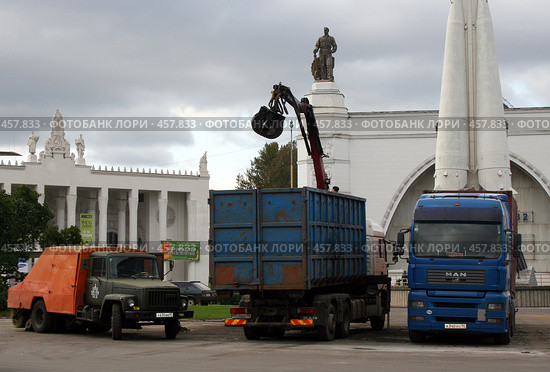 Машины с остатками самолета на ВВЦ (2008 год). Редакционное фото, фотограф Anna / Фотобанк Лори
