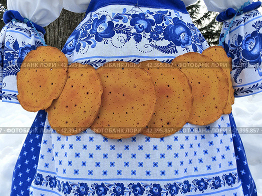Масленичные блины и кукла в цветах Гжели, в Ярославле, на острове Даманский (2024 год). Стоковое фото, фотограф Николай Белавин / Фотобанк Лори